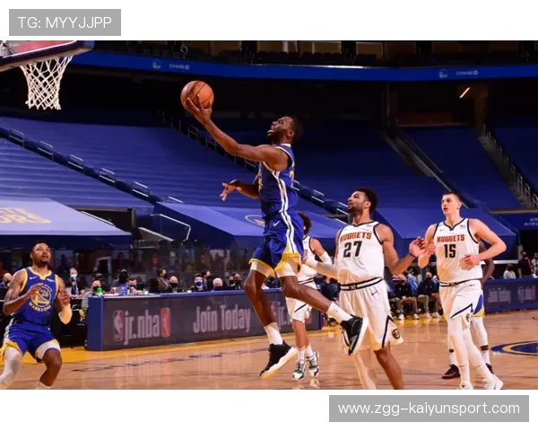 尼科拉·约维奇神仙传球！助攻维金斯0.4秒劈扣封神，篮球场上的传奇瞬间