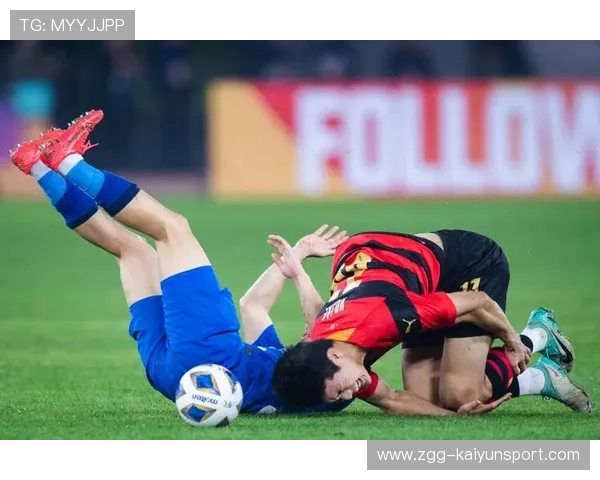 足球主裁摔倒被球员扶起 足球主裁摔倒被球员扶起